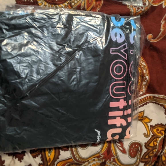 New in bag - VS Pink long sleeved crop top - Picture 2 of 3